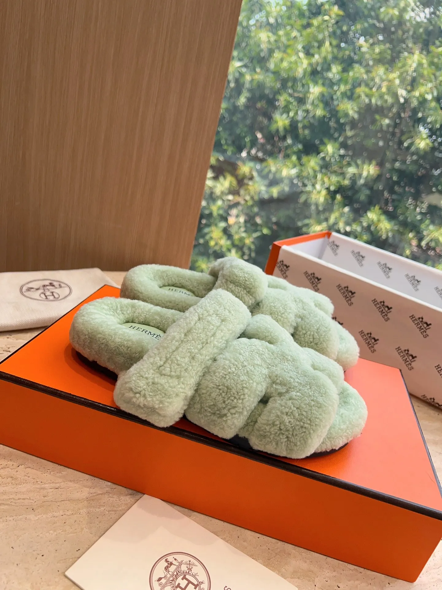 👟👟Ex-factory price 500👟👟 (Top version) Hermes Hermès Second Uncle Fur Slippers Can be made without standard: [Note: No standard needs to be customized] In 2024, the official website and Xiaohongshu will synchronize the latest color matching Hermès hot models, upgraded workmanship, high quality! Fashionable small wool H-slip autumn and winter style flat-soled wool mop. Fabric: Imported lamb's roll real wool. Lining: Imported lamb's roll real wool. Outsole: Genuine leather outsole. Size: 35-43, [Note: 41, 42, 43 customized]